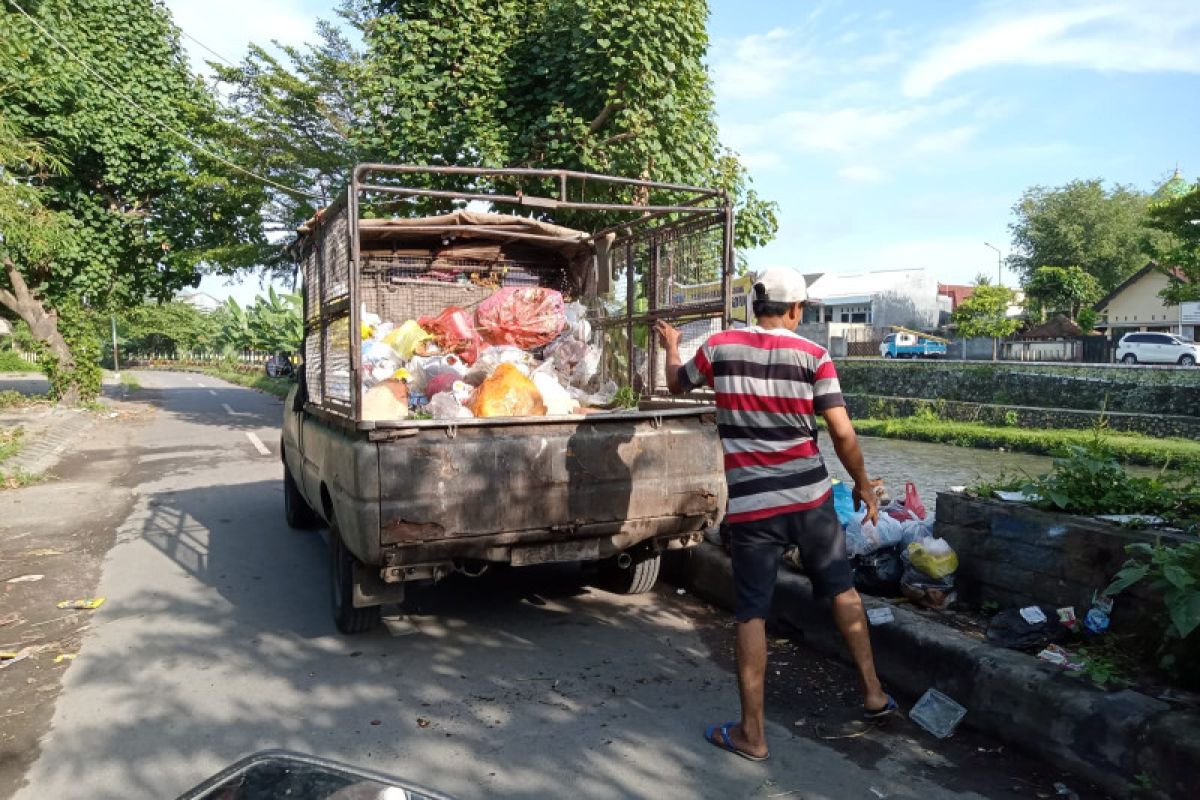 Kapan denda Rp50 juta buang sampah sembarangan di Mataram?