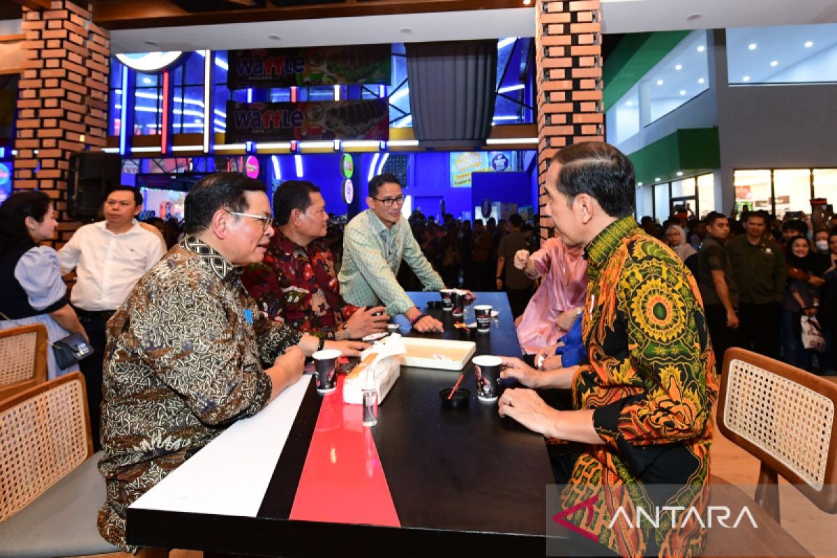 DI depan Presiden, Sandiaga jelaskan akan sering kenakan batik hijau