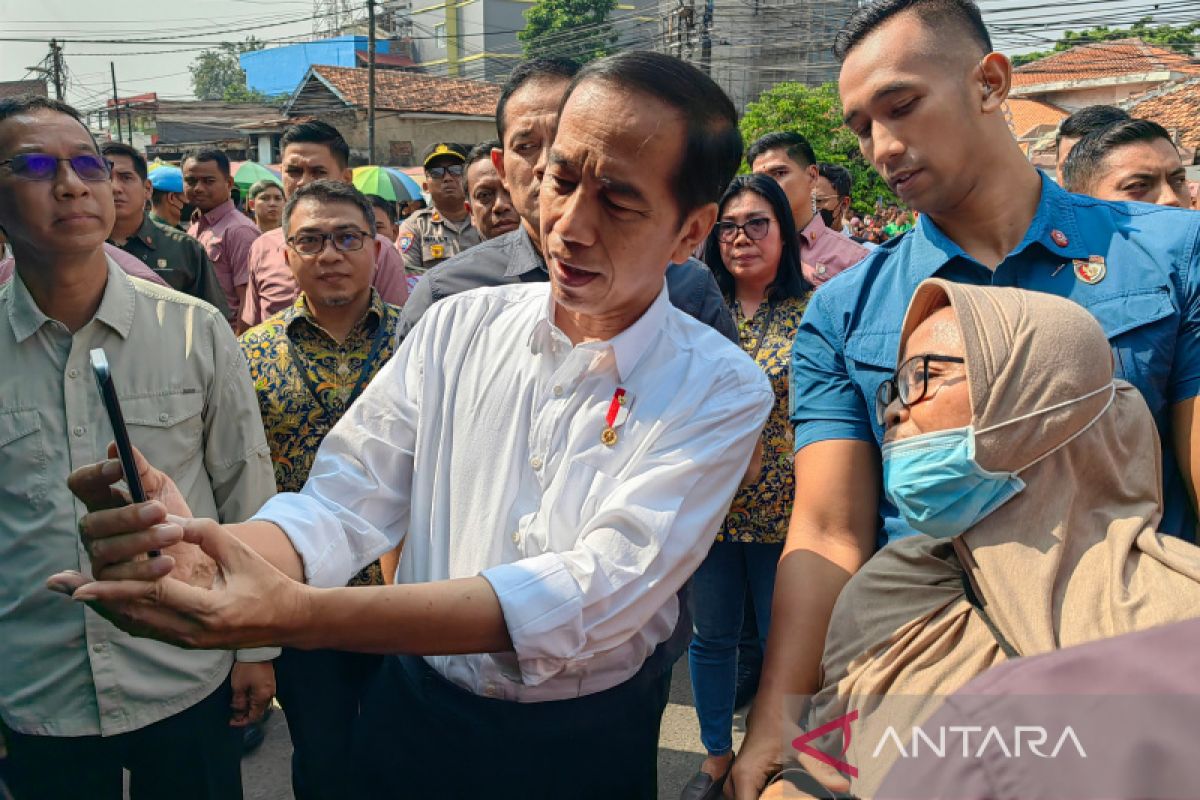 Jokowi inspects prices of staple items at Menteng Pulo Market