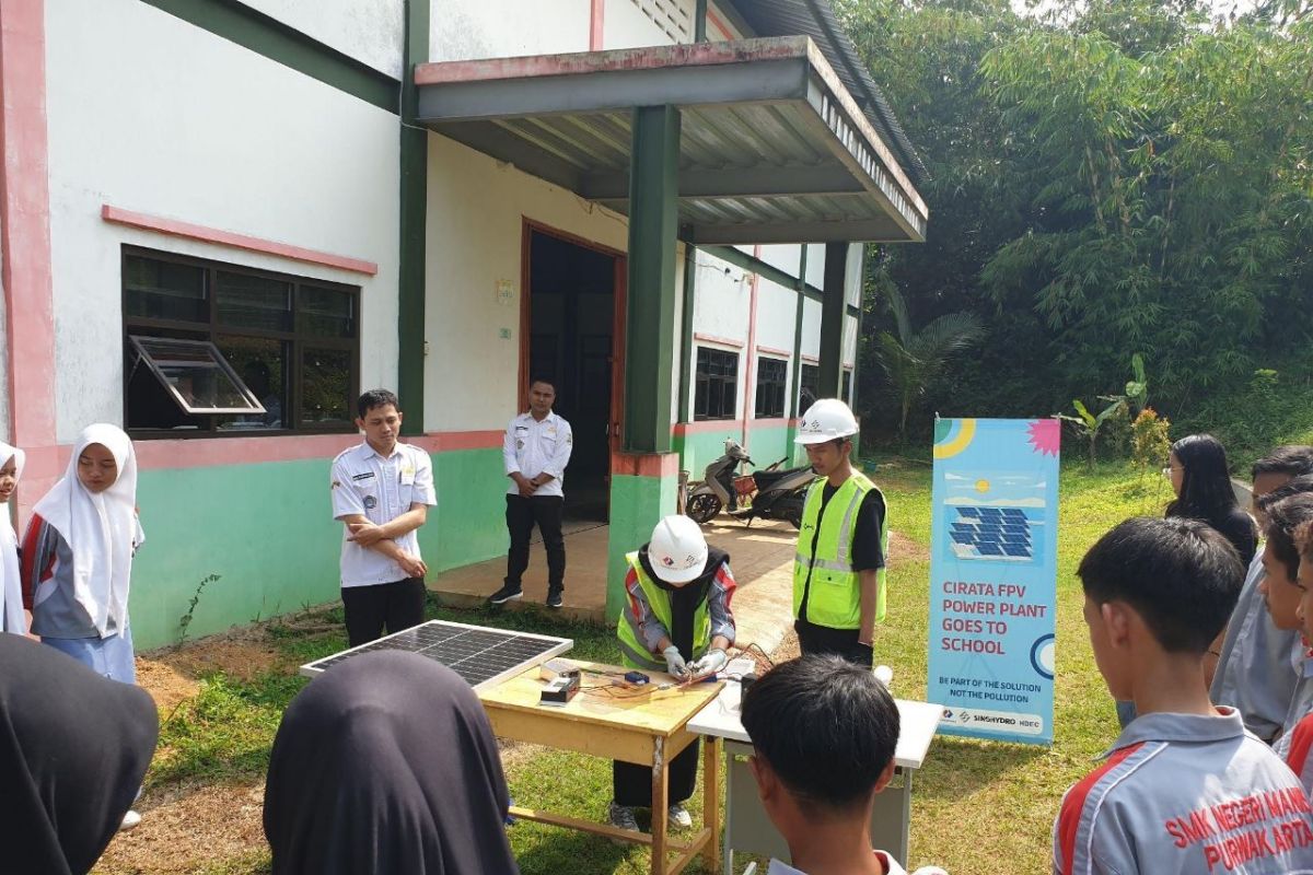 Mahasiswa "Gerilya" kenalkan energi hijau ke siswa SMK di Cirata Jabar