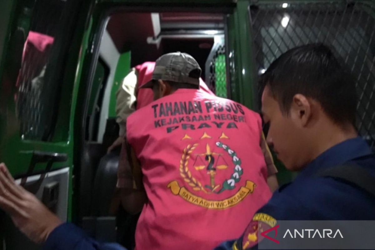 Jaksa menyiapkan materi praperadilan tersangka korupsi jalan Gunung Tunak