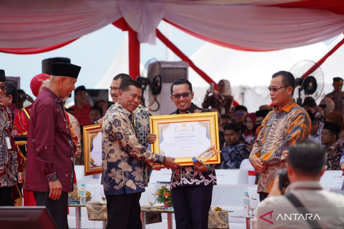 Aktif dukung sektor pertanian, Bupati Eka Putra terima penghargaan dari Menteri Pertanian RI