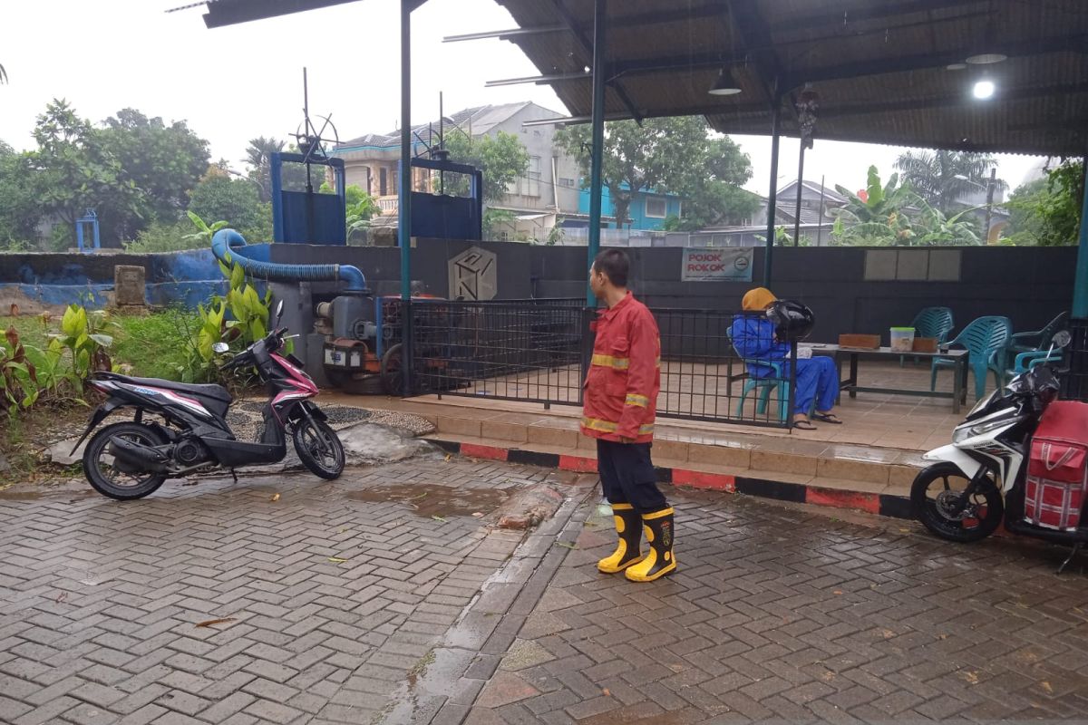 Sejumlah personel BPBD Kota Tangerang disiagakan di titik rawan banjir