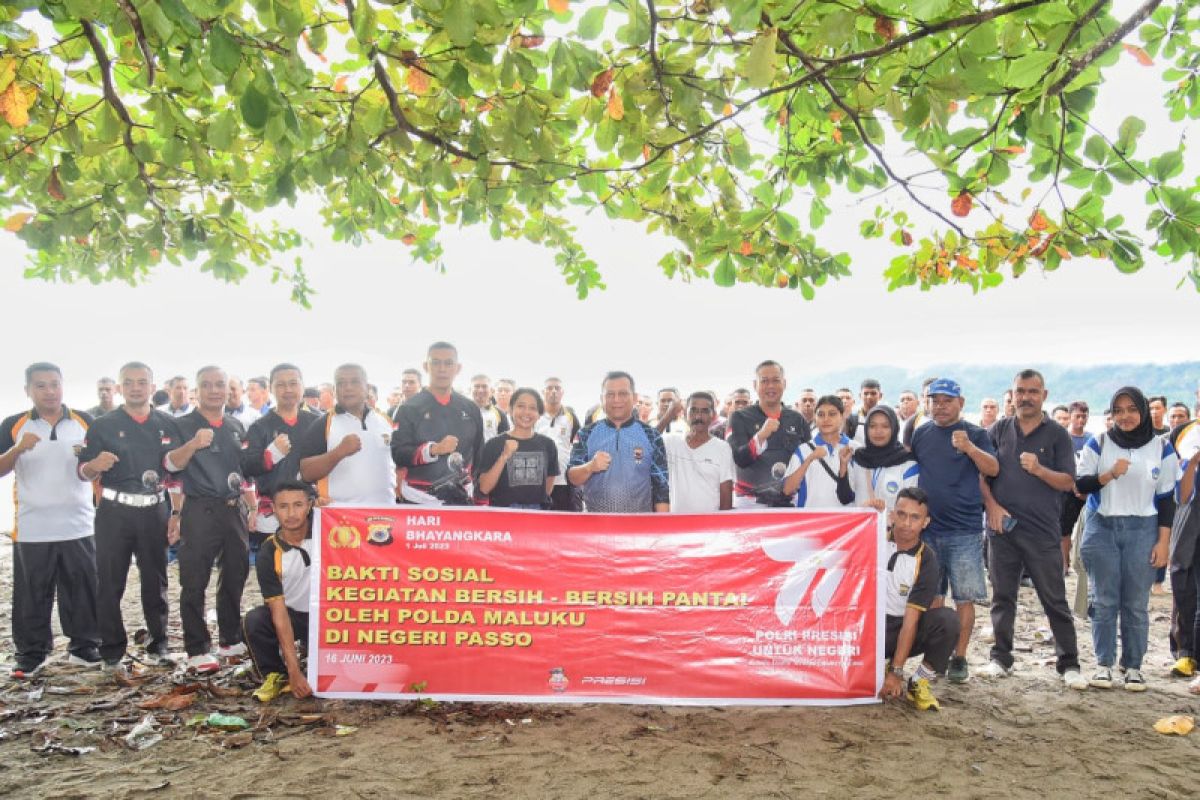 Kapolda Maluku bersama jajaran bersih-bersih pantai di Ambon