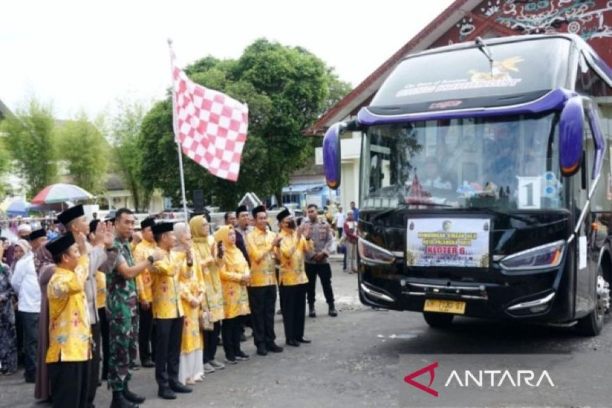 101 calon haji tambahan Kalteng diberangkatkan