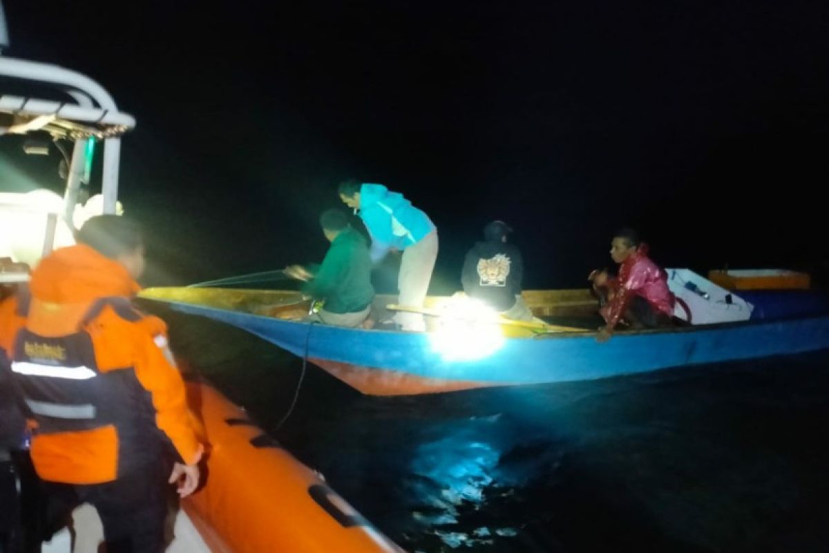 Basarnas evakuasi lima nelayan dari kapal mati mesin di perairan Wakatobi