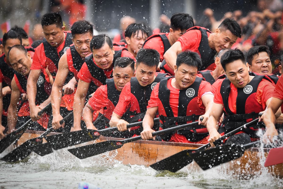 Warga Desa Chebei di Guangzhou gelar lomba perahu naga