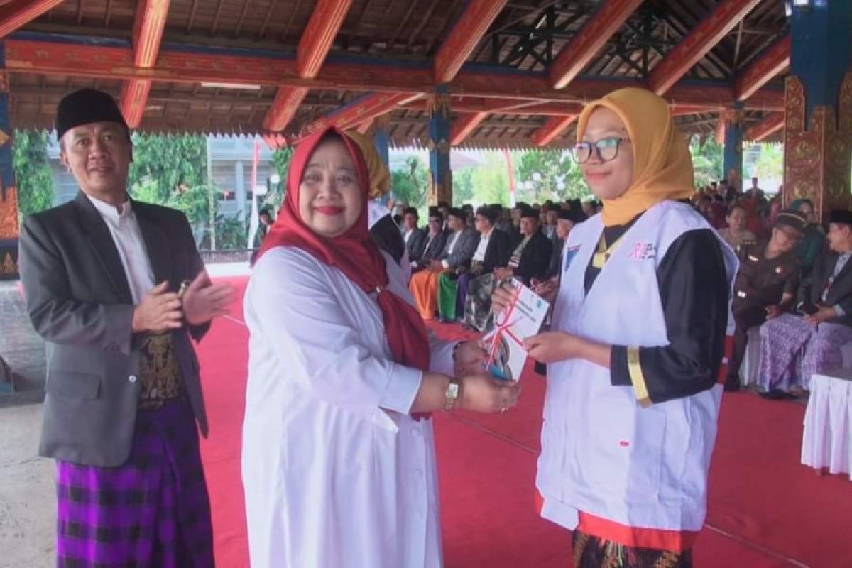 Pemkab Lombok Barat menyediakan buku bahan ajar pencegahan HIV/AIDS