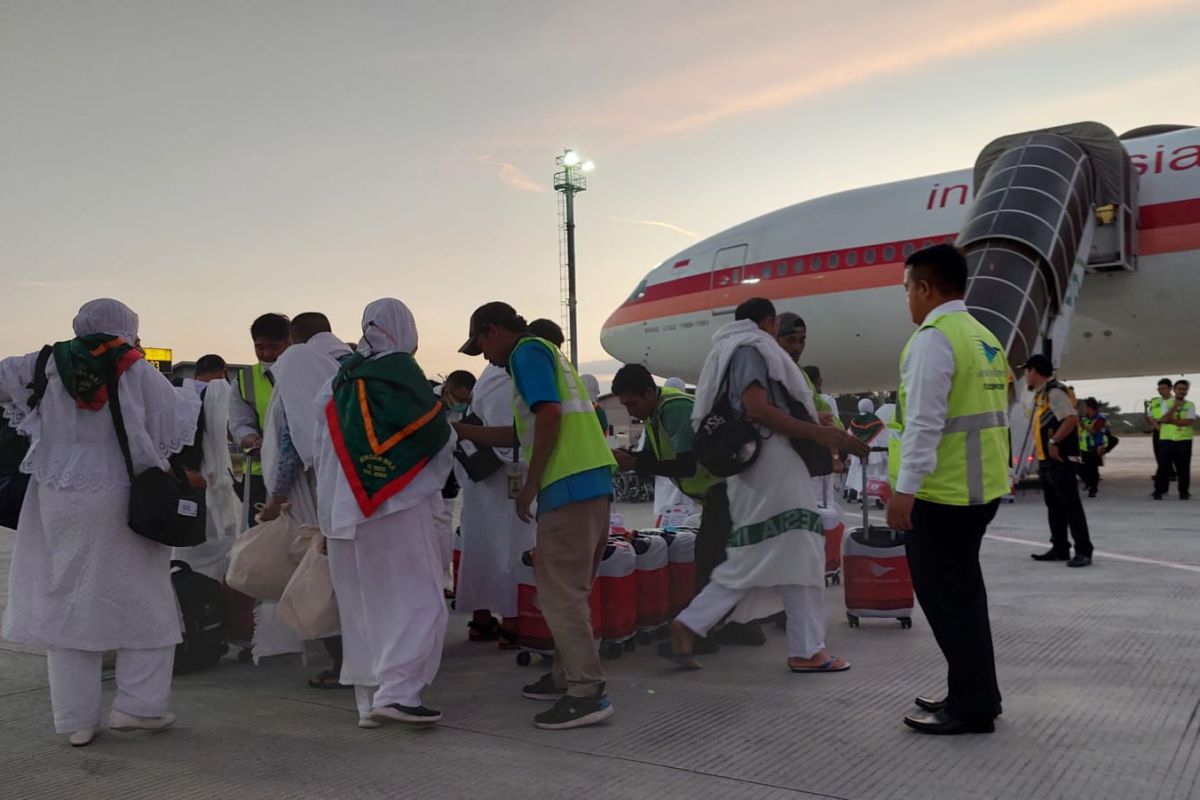 Ratusan jamaah calon haji Bima-NTB diterbangkan menuju Mekkah