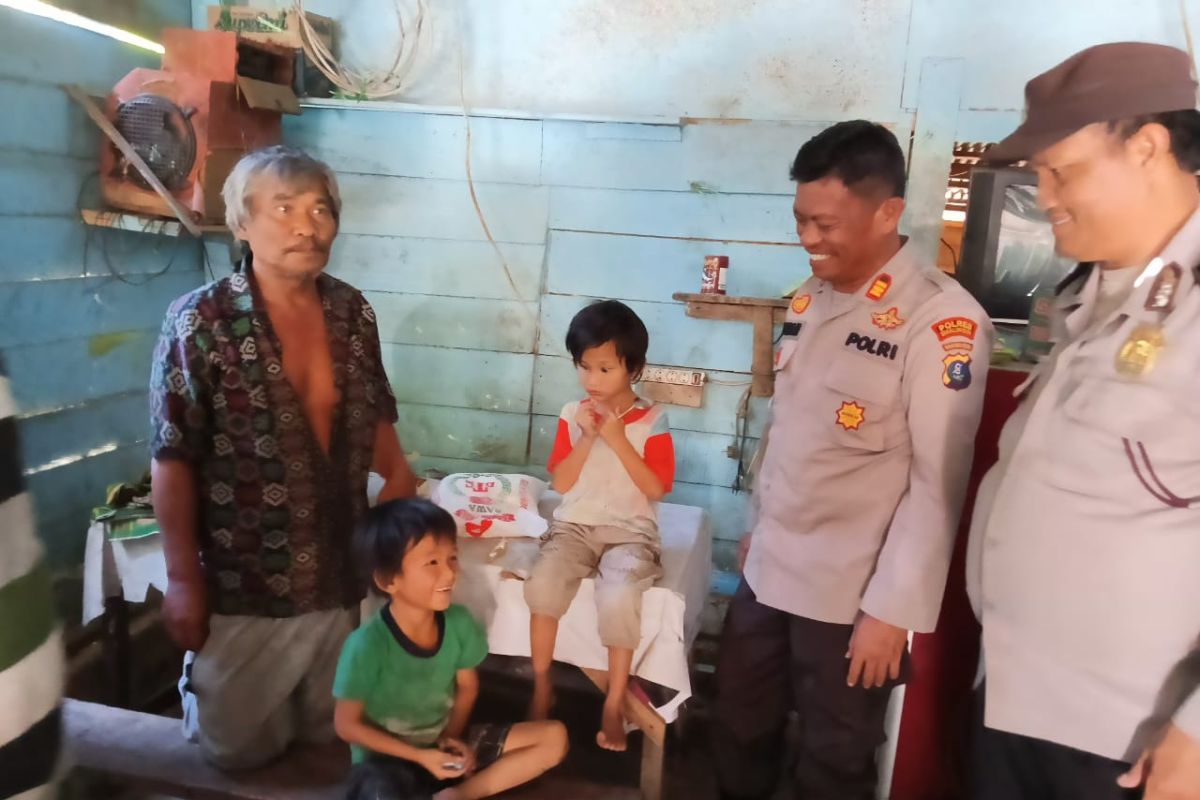 Polsek Seribu Dolok Simalungun berikan bantuan kepada warga kurang mampu