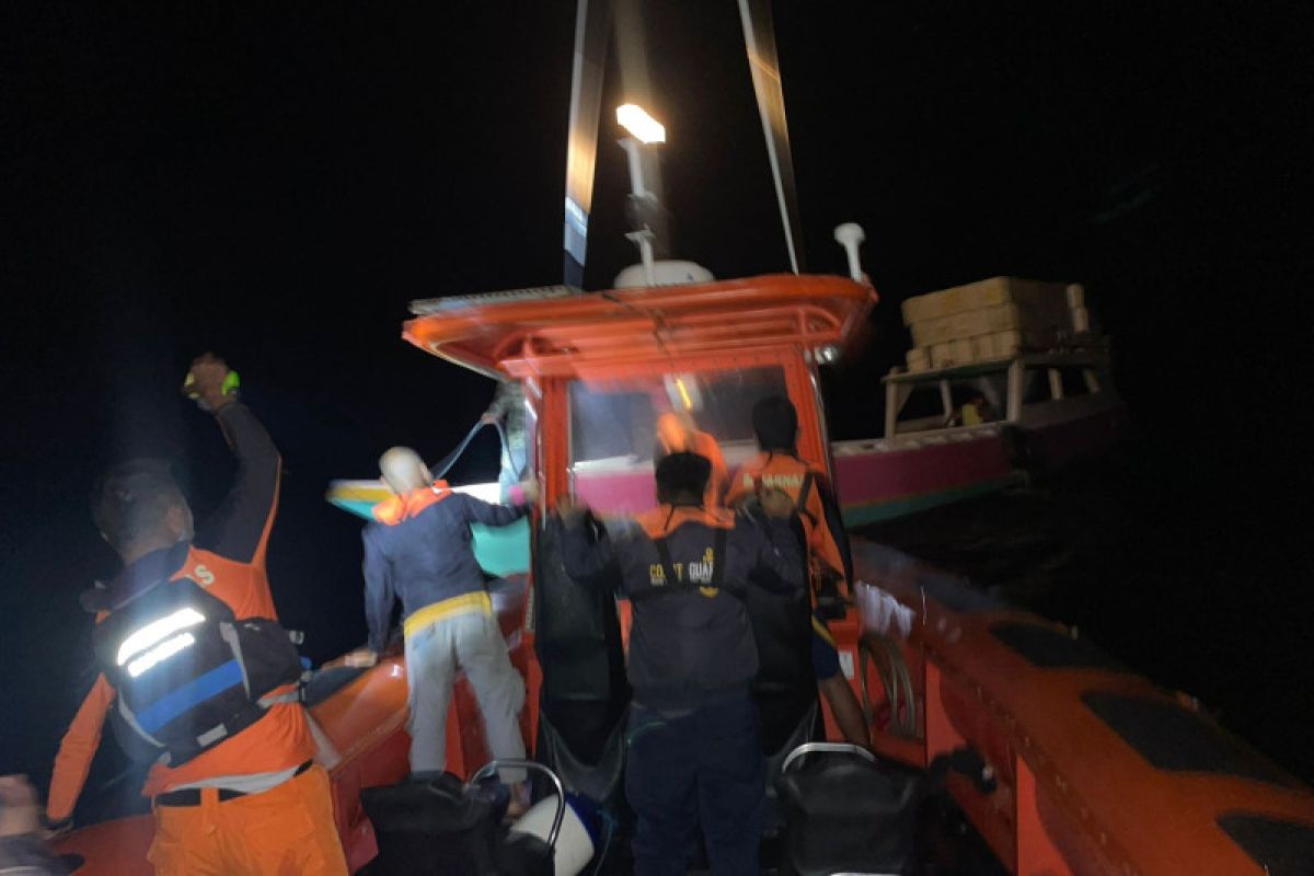 SAR Gabungan evakuasi penumpang kapal mati mesin di Labuan Bajo