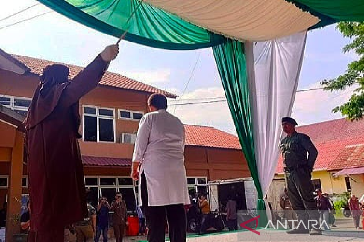 Kejaksaan eksekusi cambuk dua penjudi di Lhokseumawe