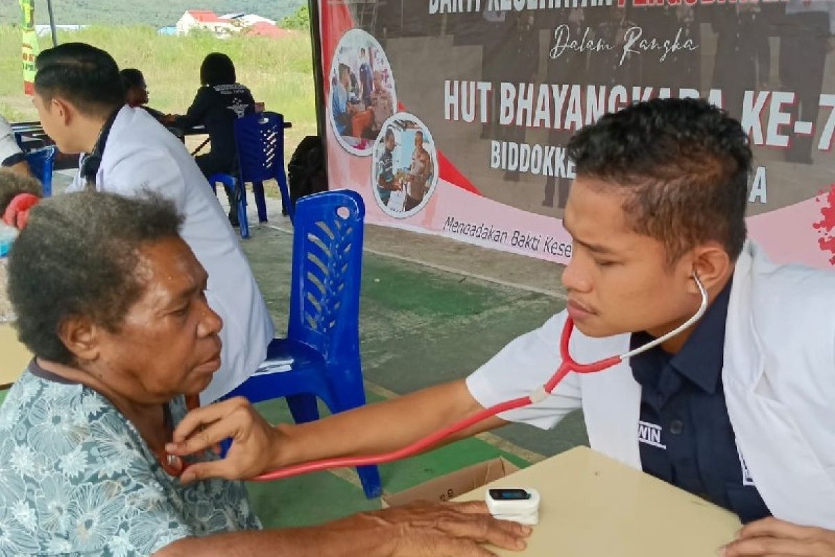 506 Warga Kabupaten Jayapura dapat pengobatan gratis jelang HUT Bhayangkara