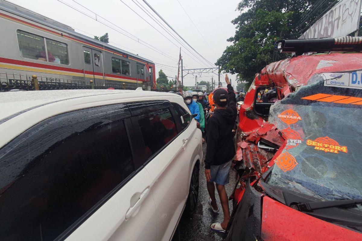 Tersangkut rel kereta angkot tertabrak KRL di Depok