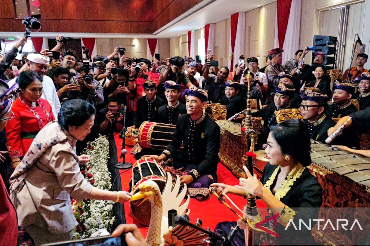 Megawati Soekarnoputri koreksi pemain gamelan Bali