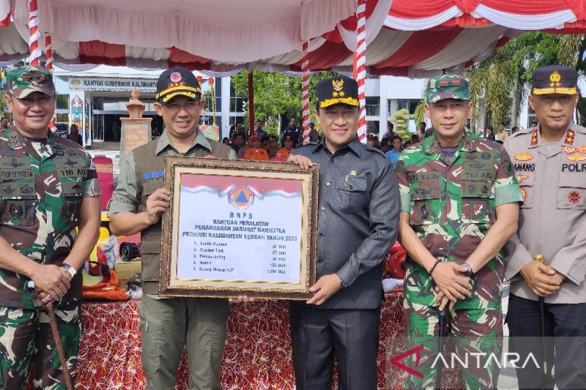 BNPB provides 1,620 forest fire fighting equipment to C. Kalimantan