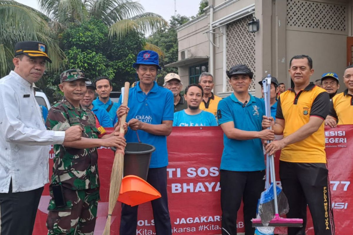 Hari Bhayangkara, polisi bantu bersih-bersih rumah ibadah di Jakarta