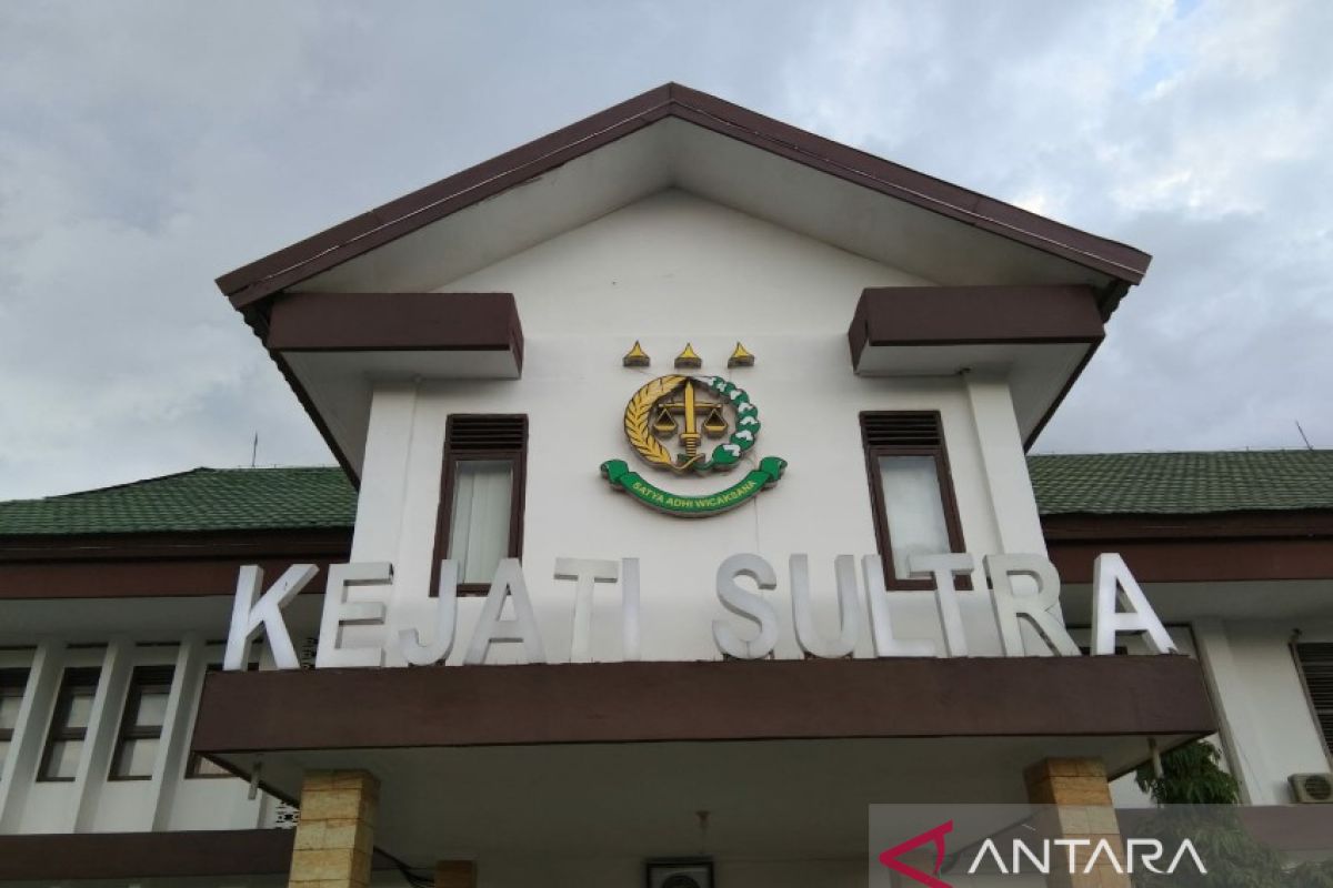 Kejati Sulawesi Tenggara limpahkan tersangka kasus dugaan korupsi Alfamidi ke JPU