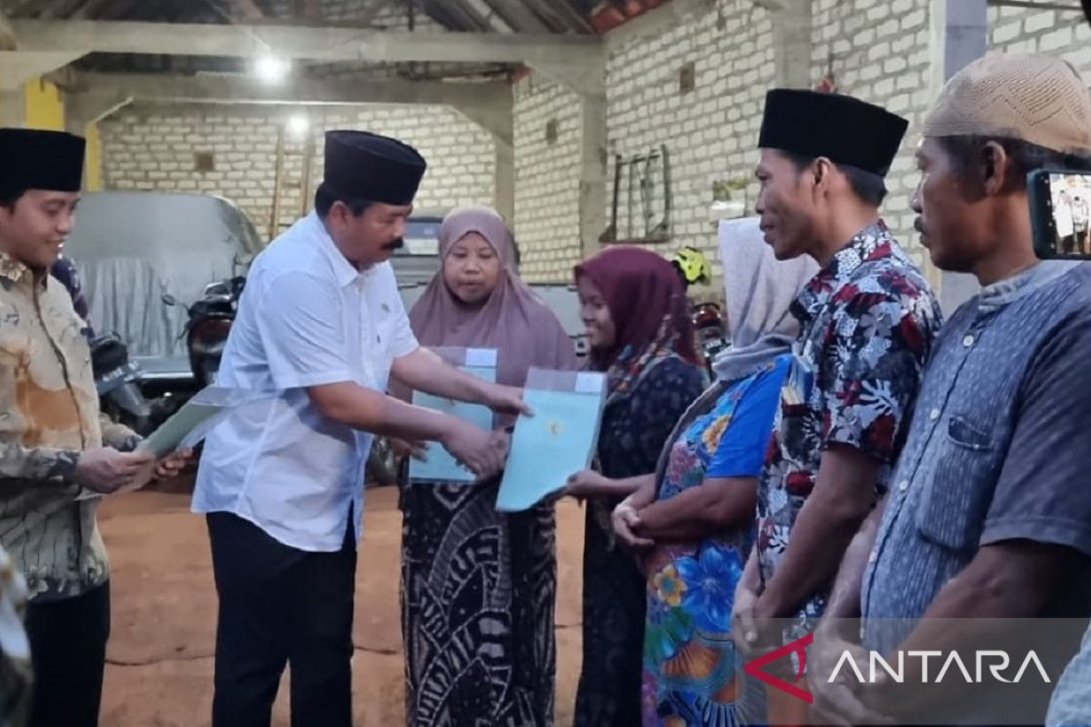 Menteri ATR/BPN serahkan puluhan sertifikat tanah wakaf di Bangkalan