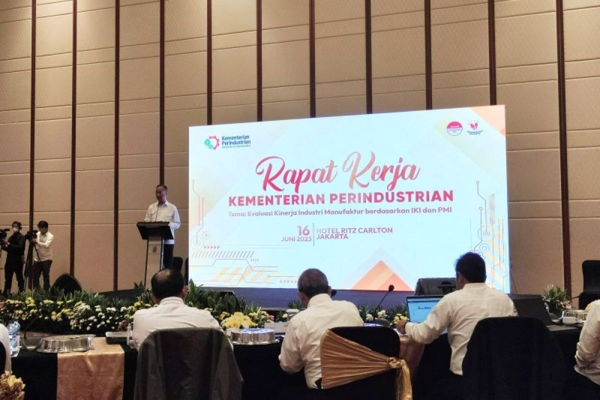 Menperin Agus Gumiwang terus cermati tren perlambatan PMI dan IKI terhadap manufaktur RI