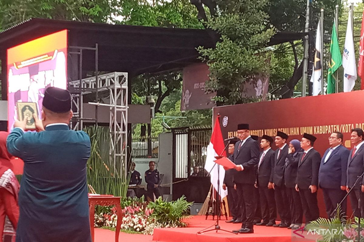 KPU RI Lantik 130 Anggota KPU Pada 26 Kabupaten/kota Di 3 Provinsi ...