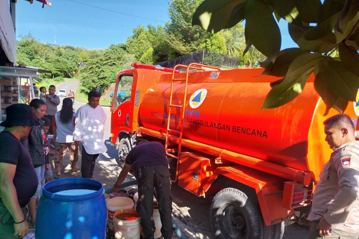 Pemkot Padang salurkan air bersih ke wilayah alami kekeringan