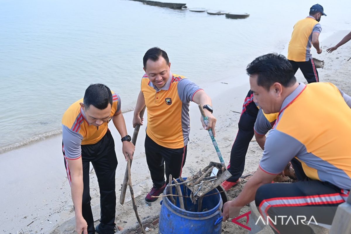 Bersih-bersih pantai, Polres Jepara ajak masyarakat
