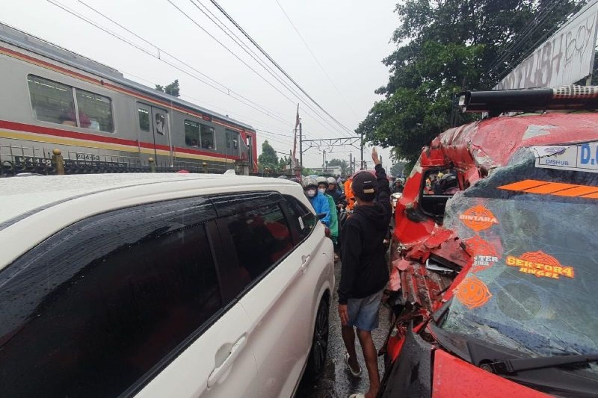 Tersangkut rel kereta sebuah angkot tertabrak KRL di Depok