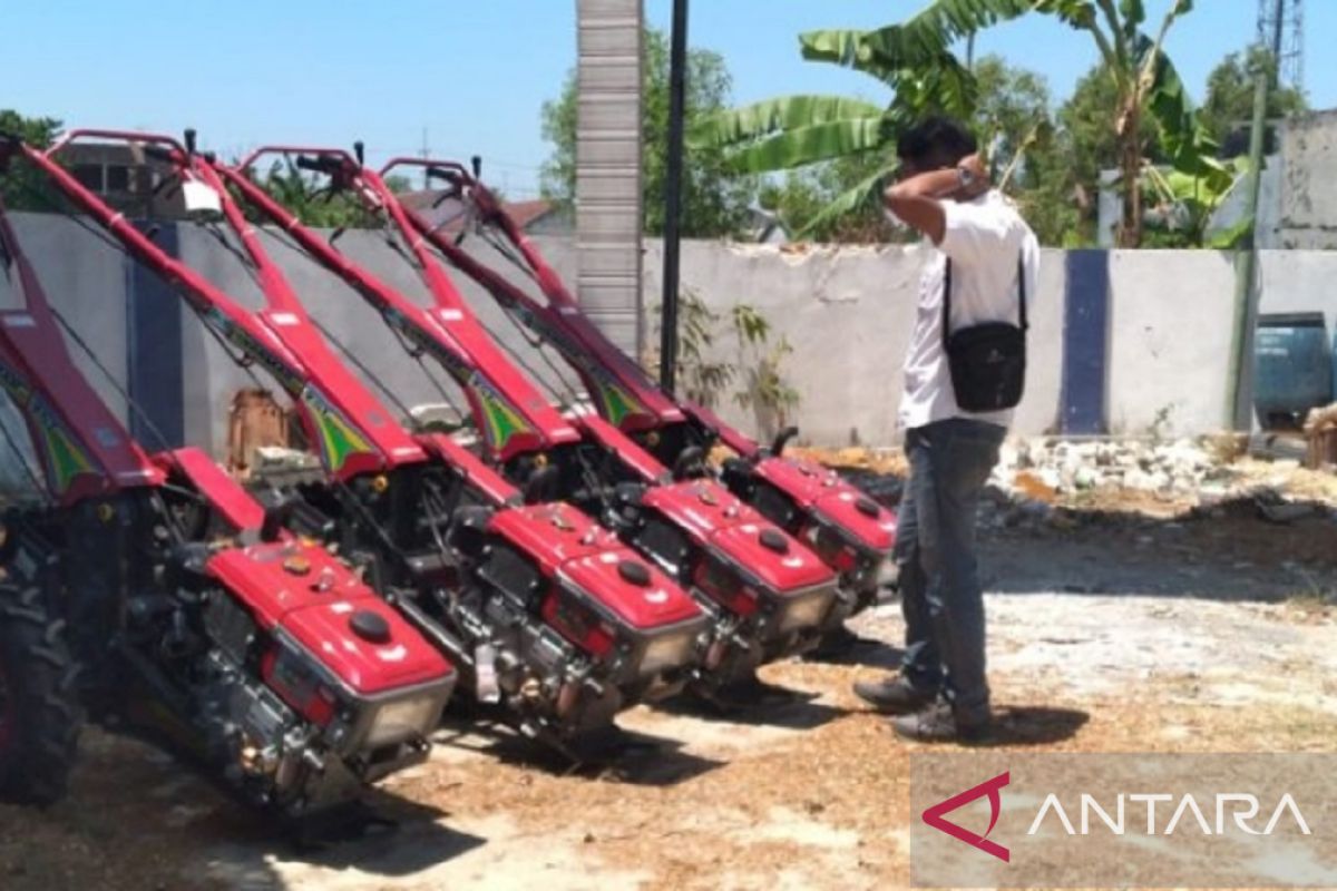 Pemkab Sampang bantu petani tembakau puluhan traktor tangan