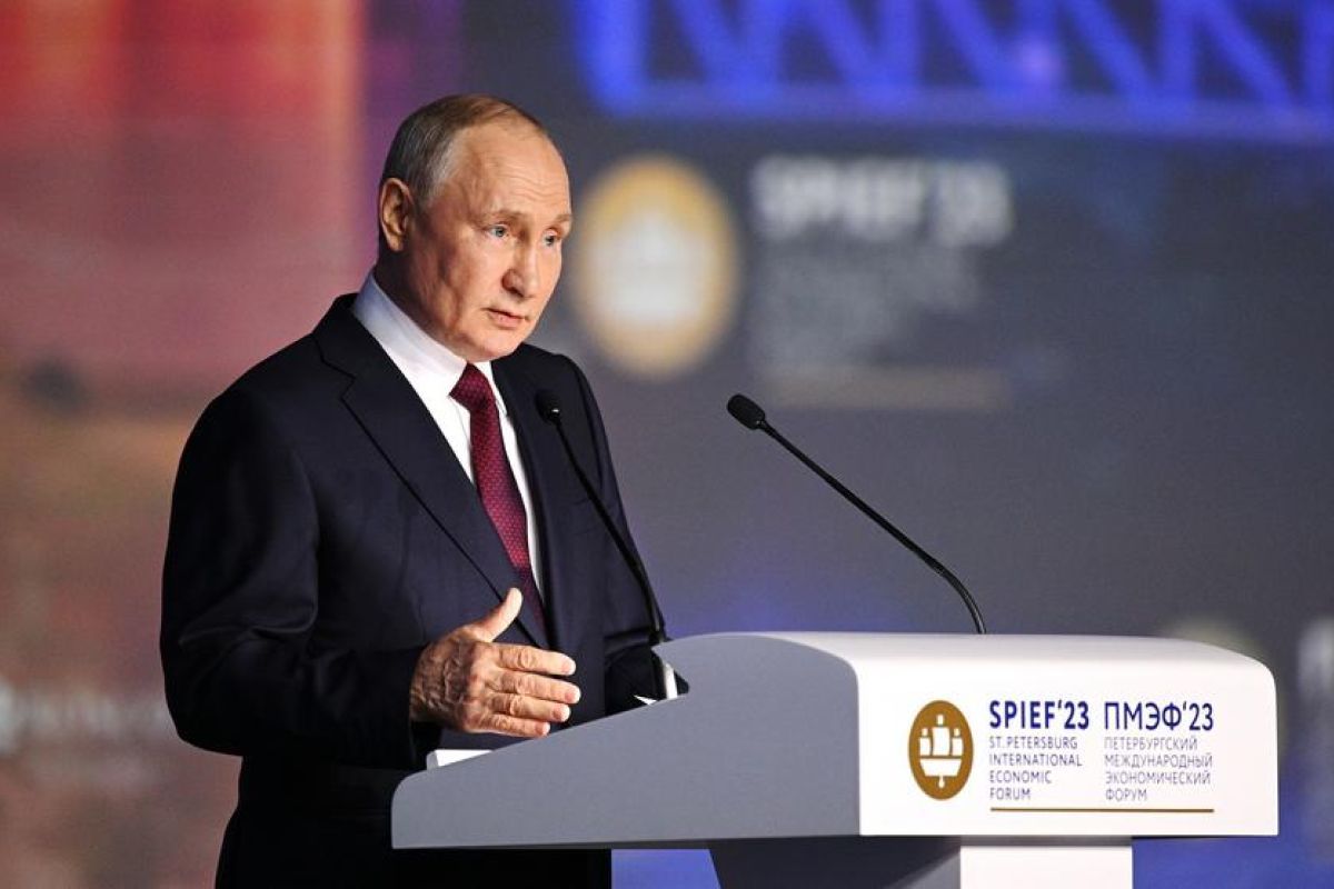 Putin sebut Rusia pertahankan stabilitas ekonomi meski penuh tantangan