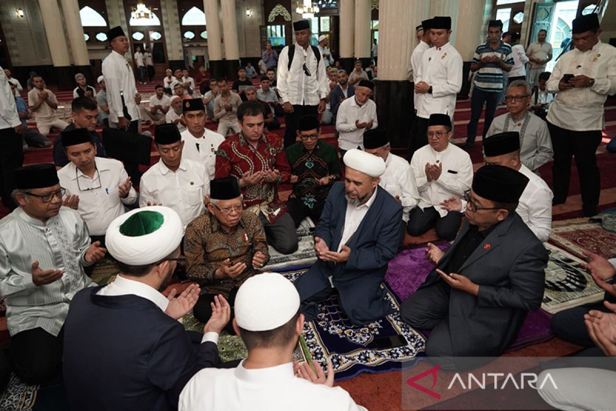 Wapres tunaikan salat Jumat di Masjid A'zam Jome Uzbekistan