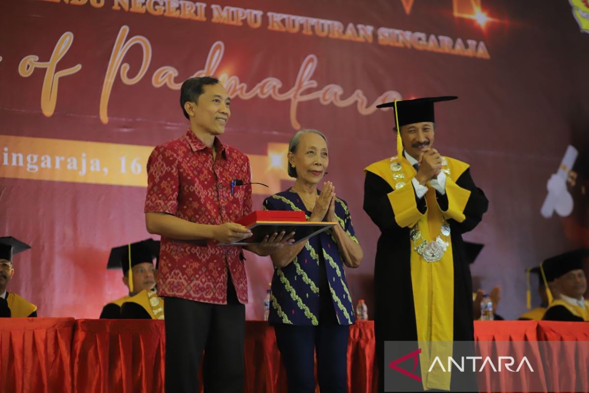 STAHN Singaraja beri penghargaan bagi tokoh pendidikan