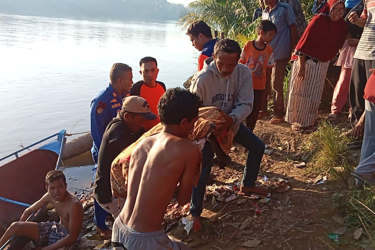 Korban tenggelam di Sasak Pasaman Barat ditemukan meninggal dunia