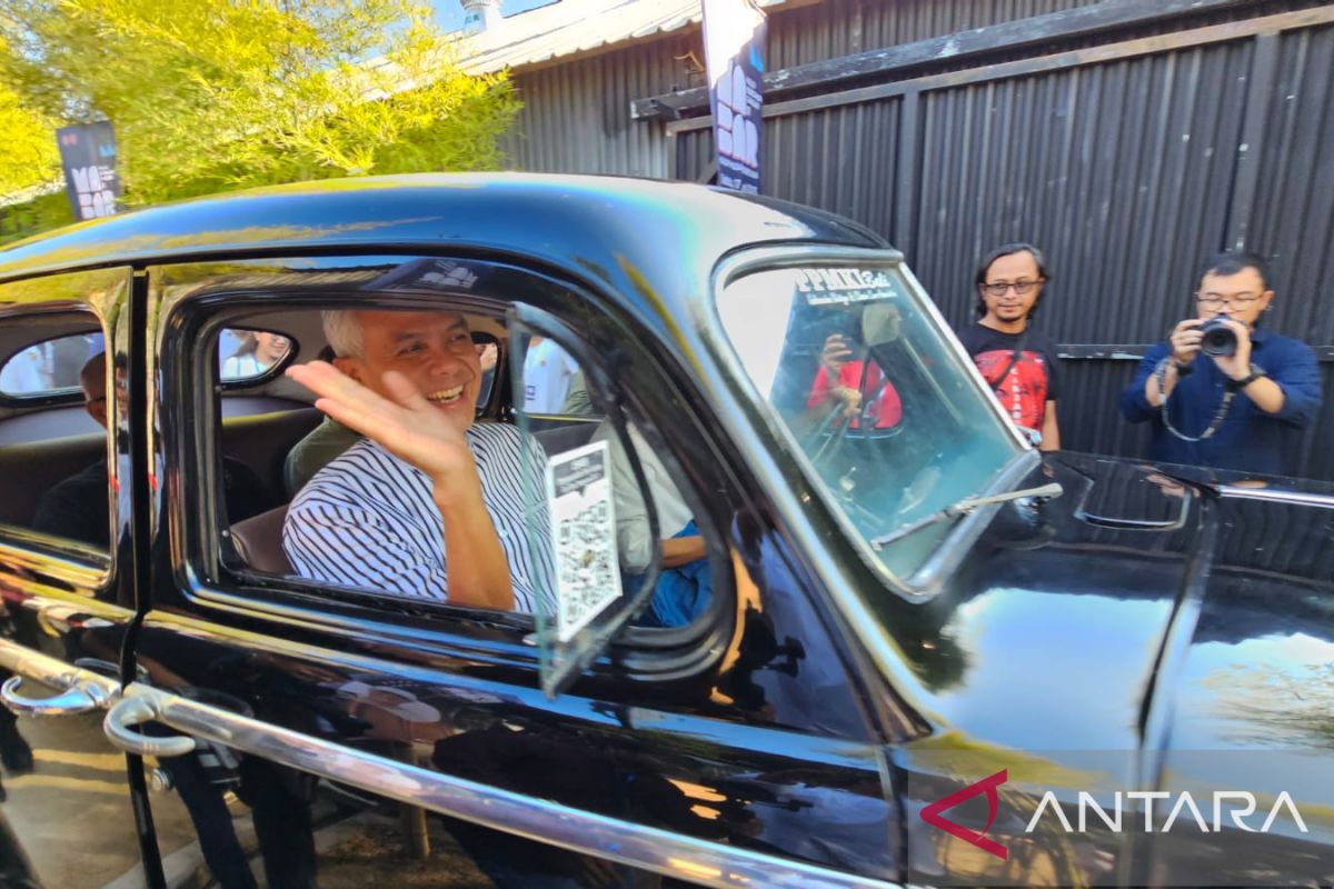 Ganjar Pranowo tumpangi mobil bersejarah milik Fatmawati Soekarno