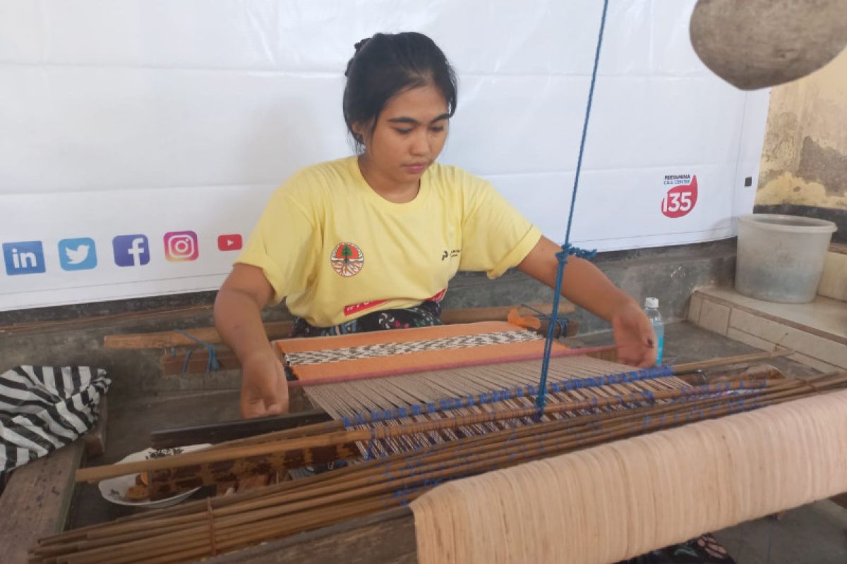 UMKM wanita binaan Pertamina produksi tenun dari sampah plastik