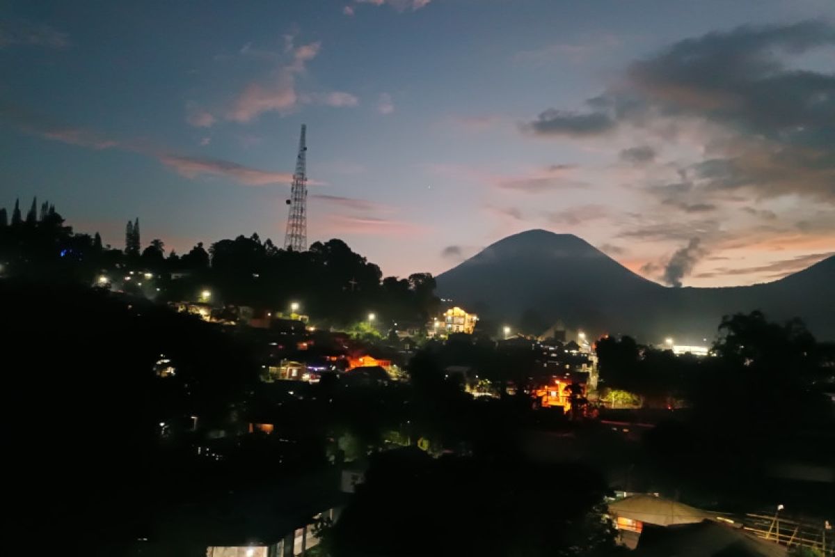 Pemkot Tomohon harap warga waspadai erupsi Gunung Lokon