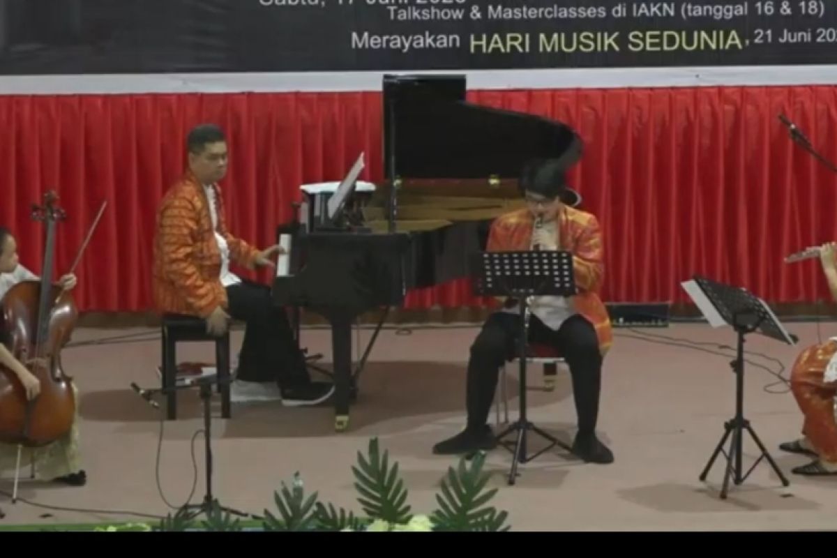Musisi Ananda Sukarlan siap kolaborasi dengan musisi Ambon