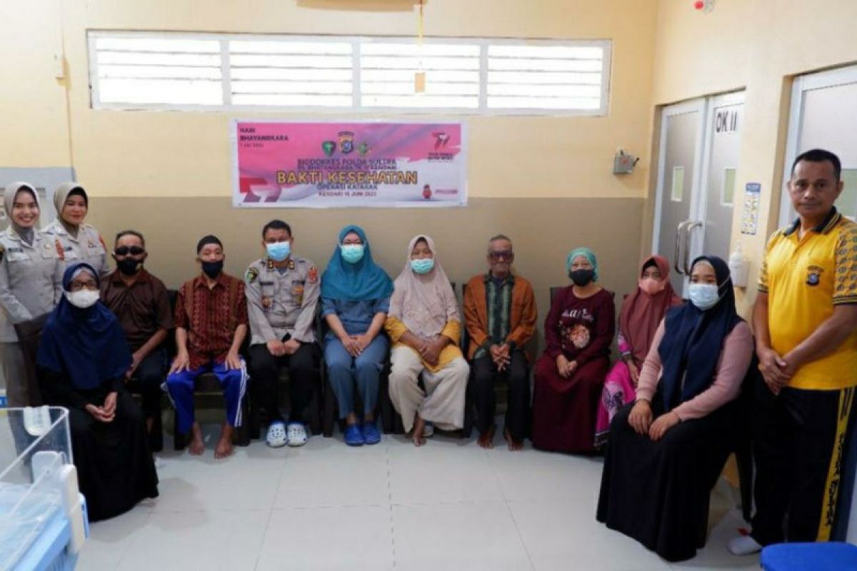 RS Bhayangkara Kendari menggelar operasi katarak gratis bagi warga
