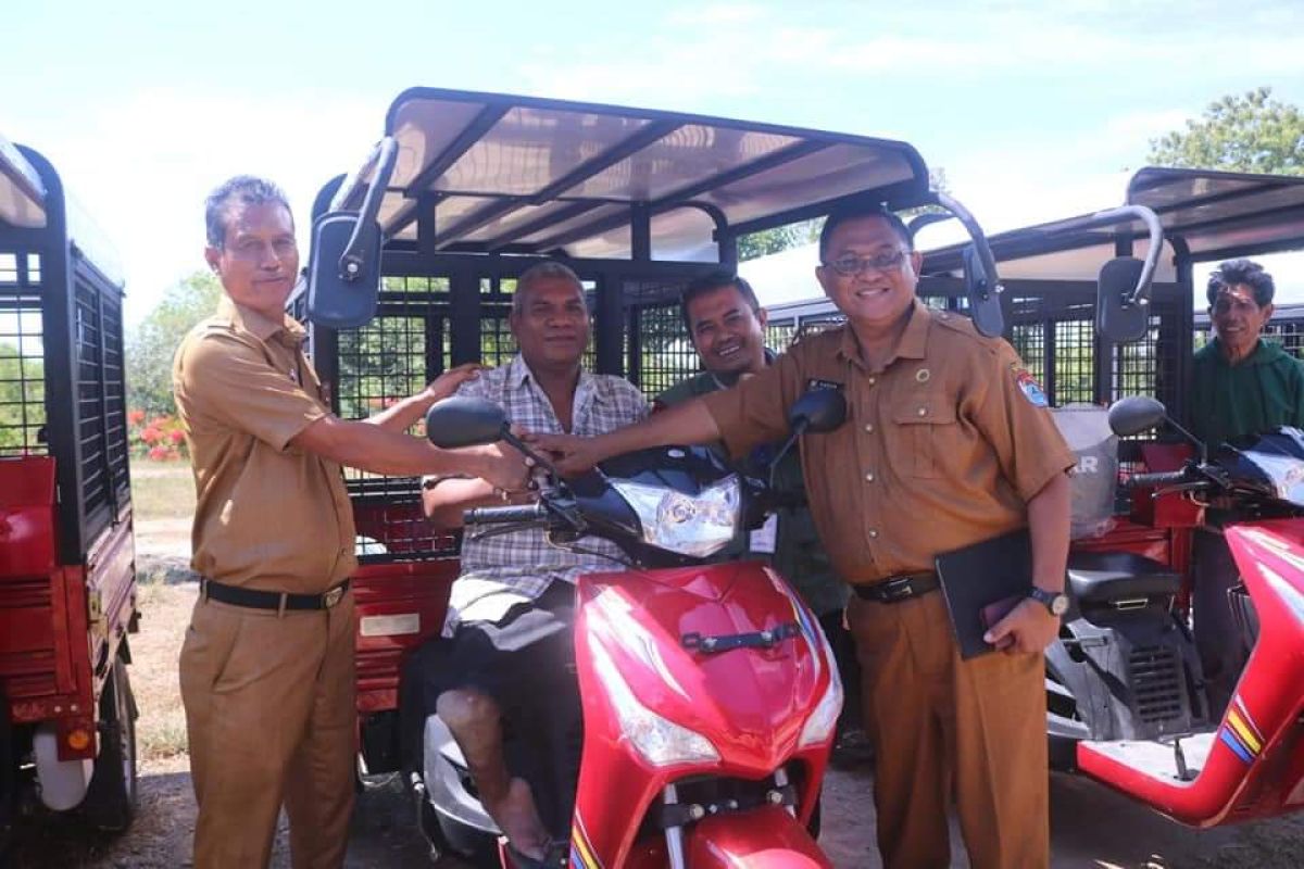 Kemensos beri bantuan ATENSI ke 75 penerima manfaat di Sumba Timur