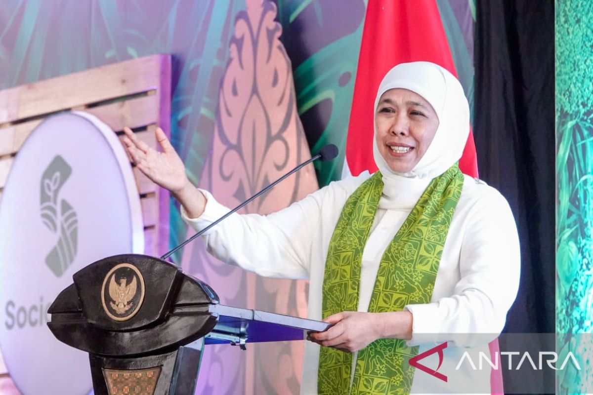 Khofifah raih penghargaan pemimpin terpopuler di media daring 2023