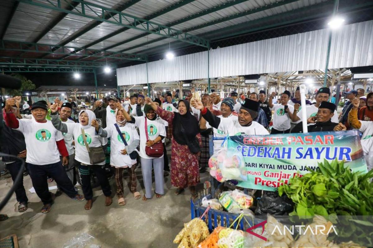 Borong sayur, relawan KMJT salurkan bantuan ke pedagang pasar di Tuban