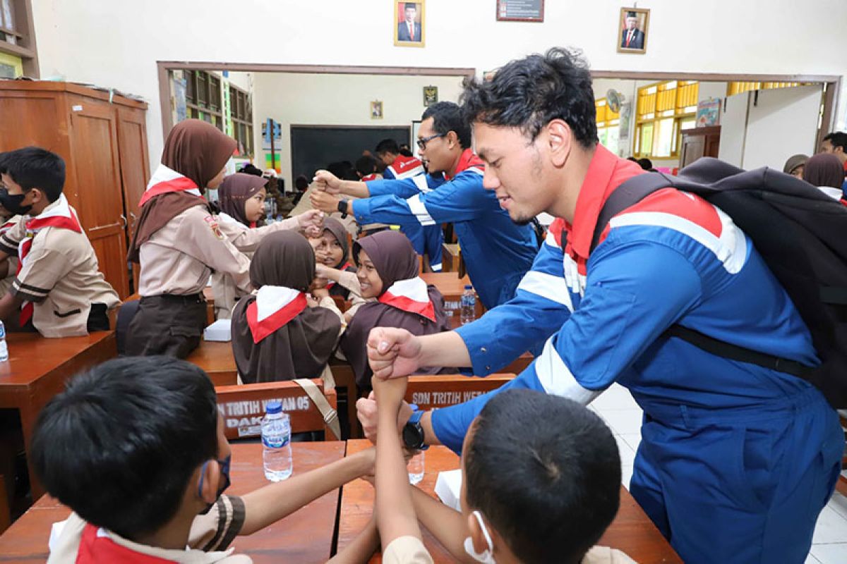 Relawan Pertamina Peduli Cilacap tebar buku dan inspirasi untuk anak-anak SD