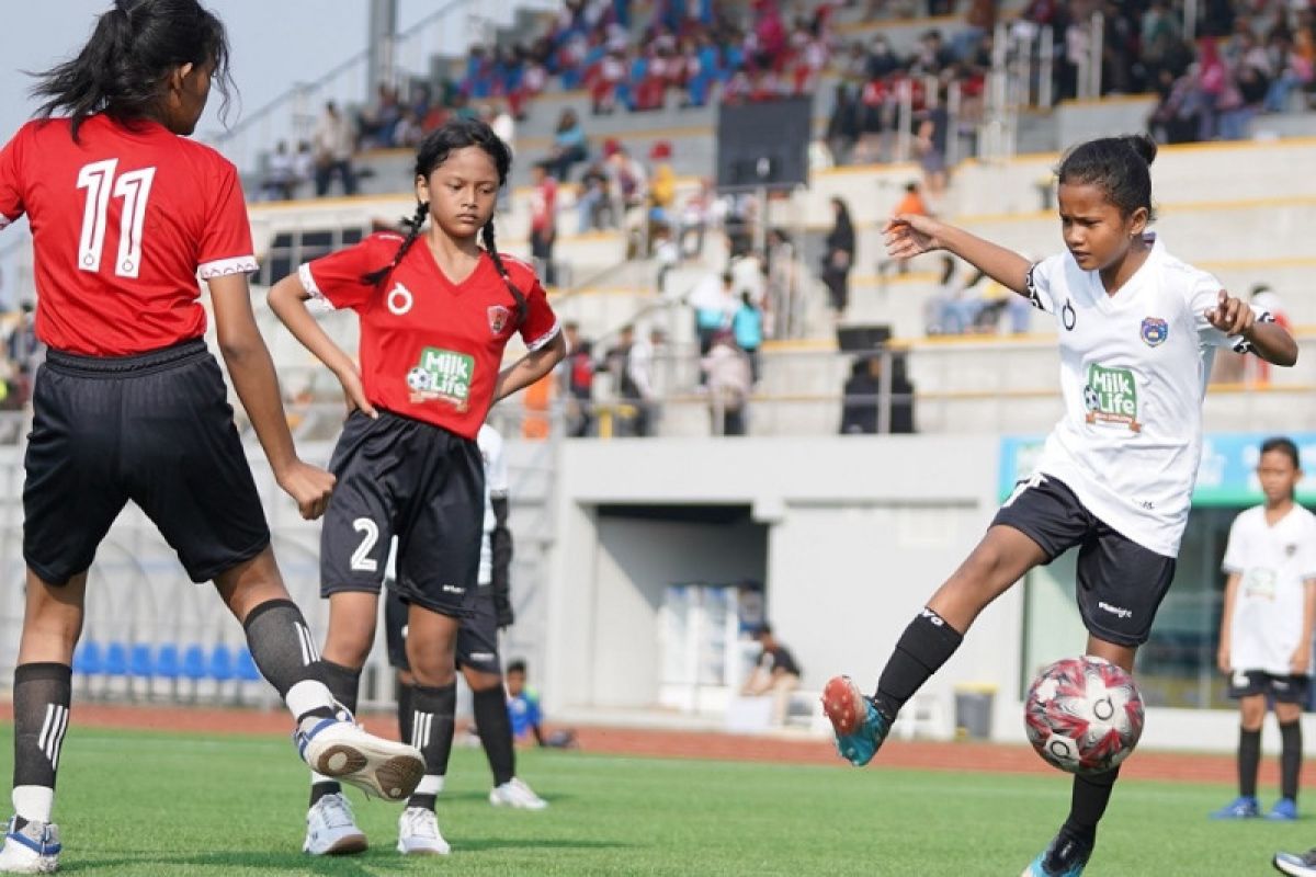 Dua siswi SD negeri Kudus cetak top skor di turnamen sepak bola putri