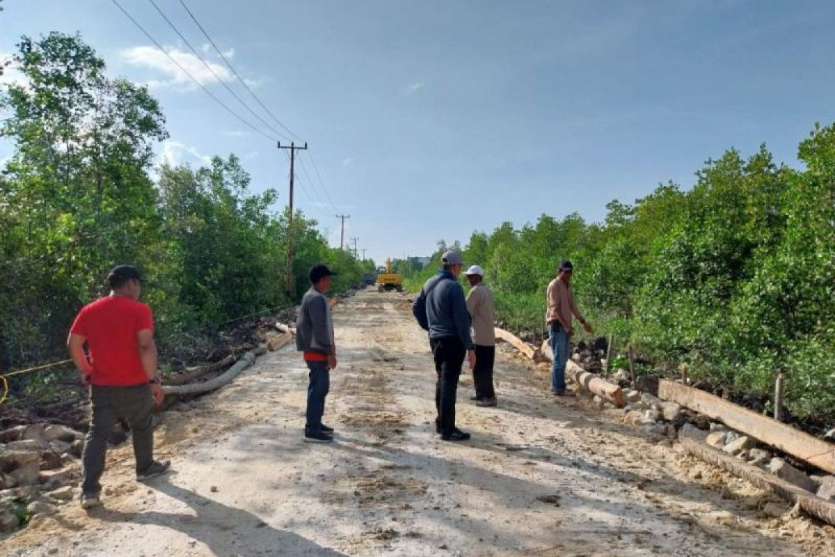 Pemprov Riau memperbaiki ruas jalan menuju Selat Panjang 