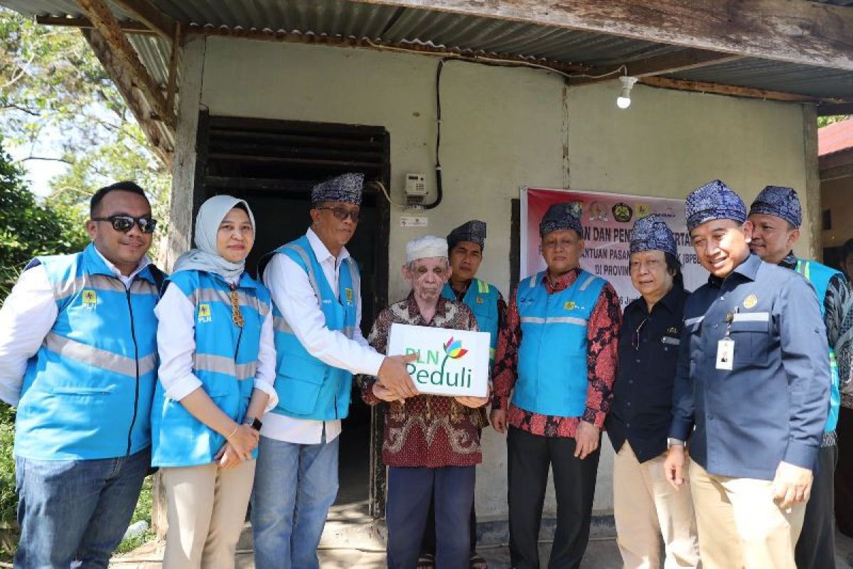 PLN membantu 980 KK daerah tertinggal di Riau pasang baru listrik 