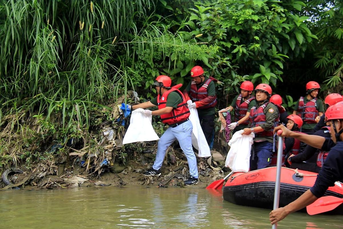 Aksi Bersih KSI dan Kelurahan Anggrung di Sungai Babura