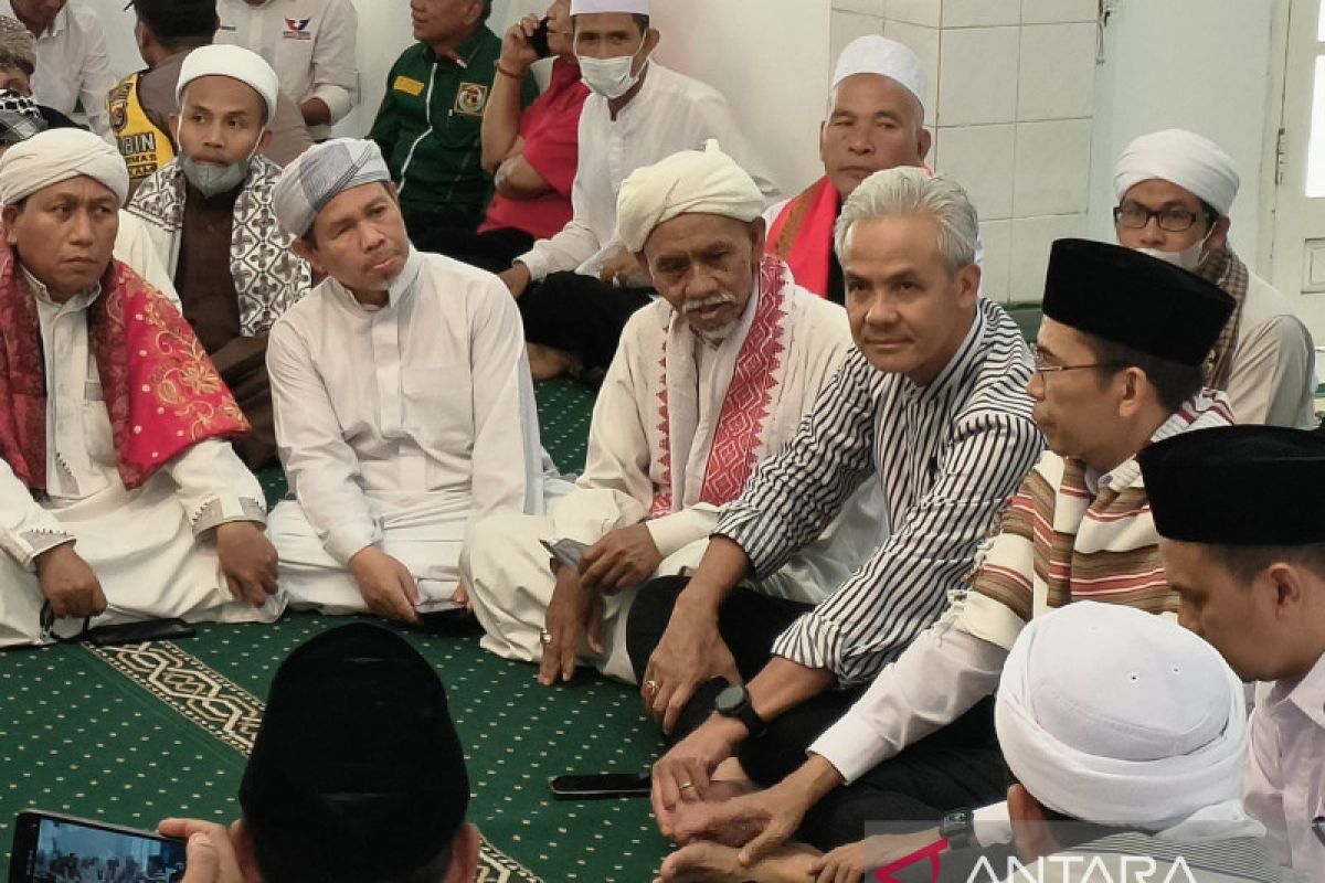 Ganjar dan TGBziarah ke Makam PahlawanZainuddin Abdul Majid