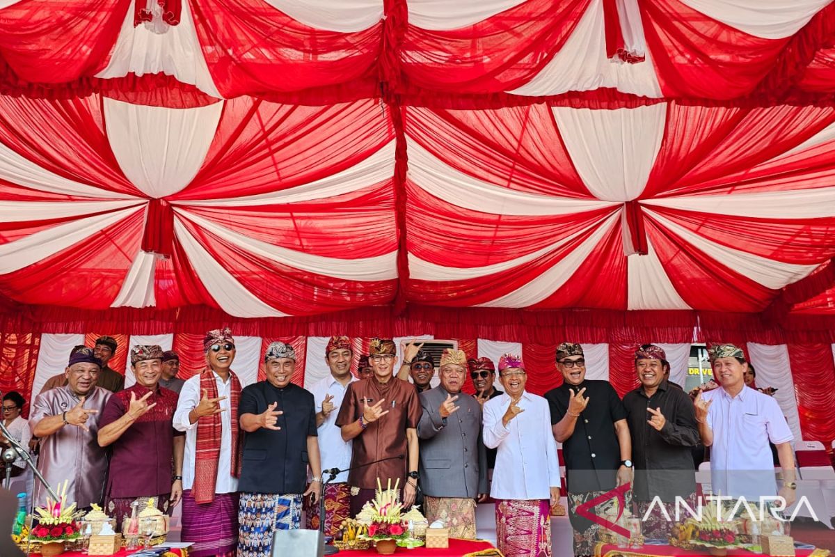 Koster ajak Sandiaga Uno foto bersama kader PDIP