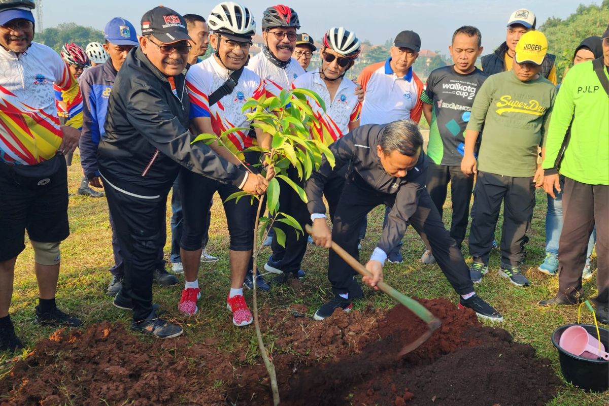 Komite Sepeda Indonesia tanam seribu pohon di Jakarta secara bertahap