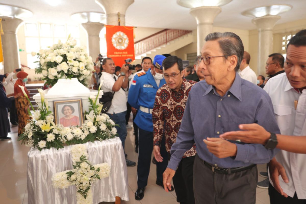 Boediono beri penghormatan terakhir untuk Sri Adiningsih di UGM